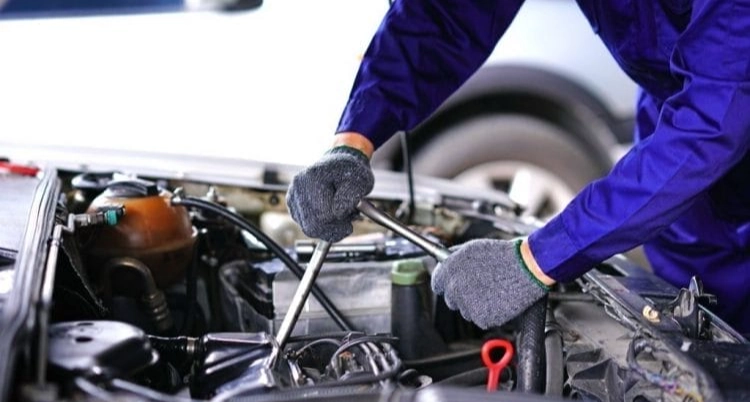 ورشة ميكانيكا سيارات في القطيف