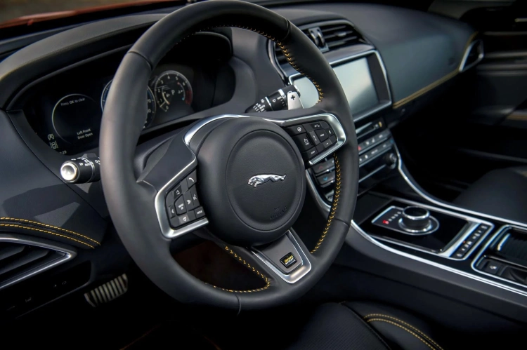 ورشة جاكوار في جدة