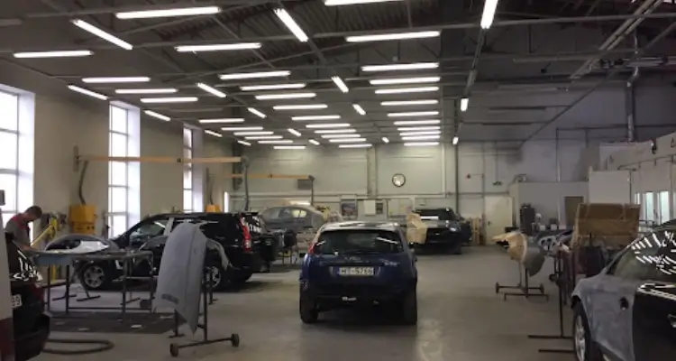 ورشة سمكرة وصبغ سيارات في الرياض